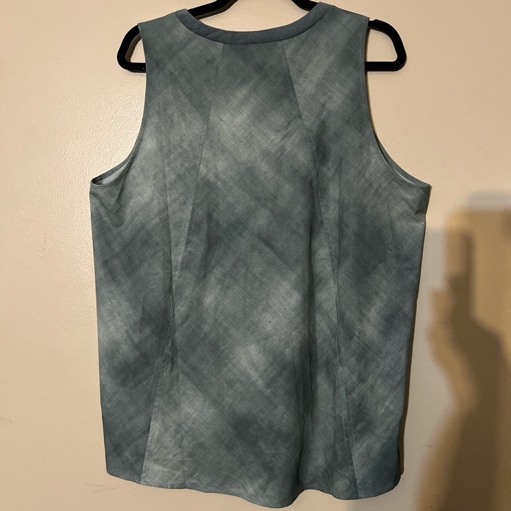 Athleta Zephyr Print Green & White Sleeveless Lightweight Tank Top - Picture 2 of 3